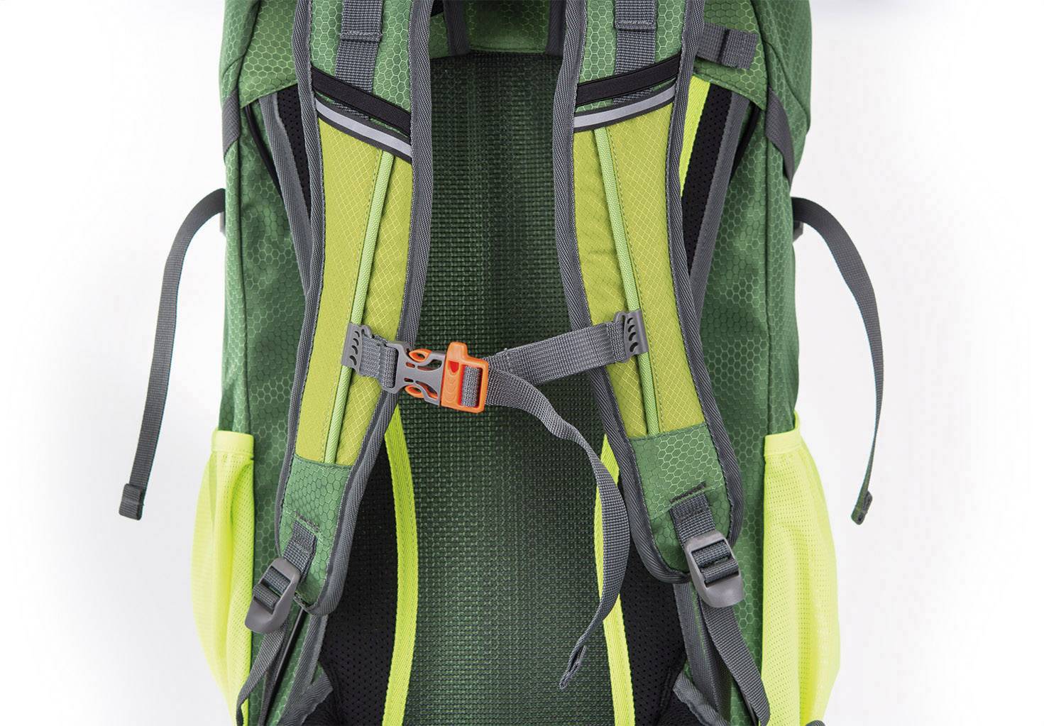 Sac à dos vert avec des touches vert clair, plusieurs sangles et poches latérales en maille, adapté aux activités de plein air.