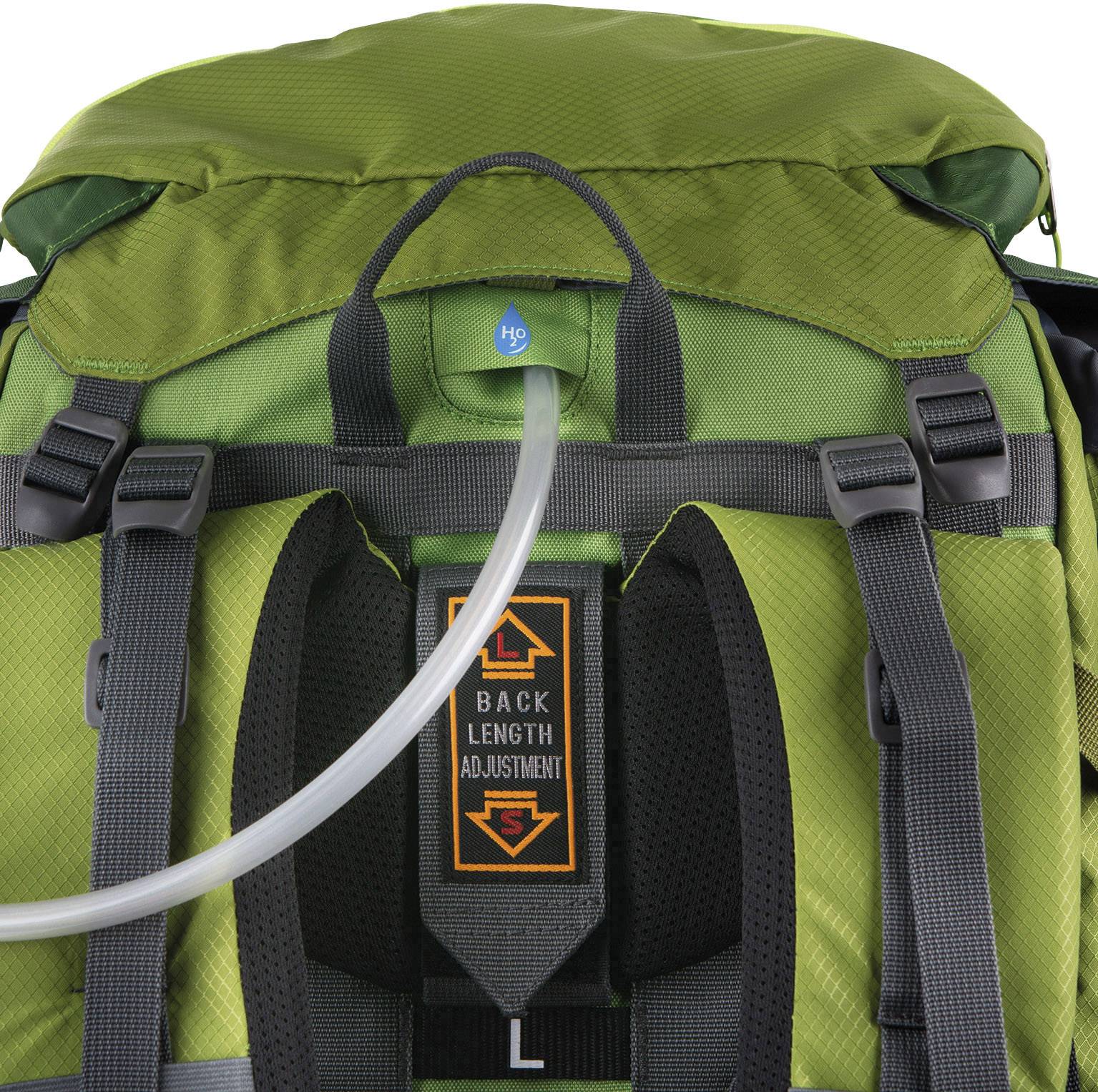 Un sac à dos vert avec une longueur de dos réglable et un tube sur l'avant, adapté aux randonnées et aux activités de plein air.