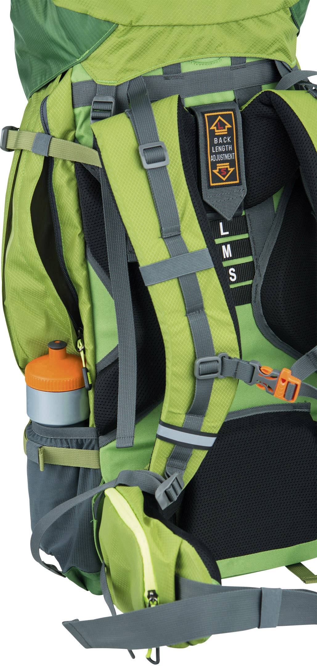 Un sac à dos de randonnée vert avec des bretelles réglables, un porte-bouteille et plusieurs fermetures. Idéal pour les activités de plein air.