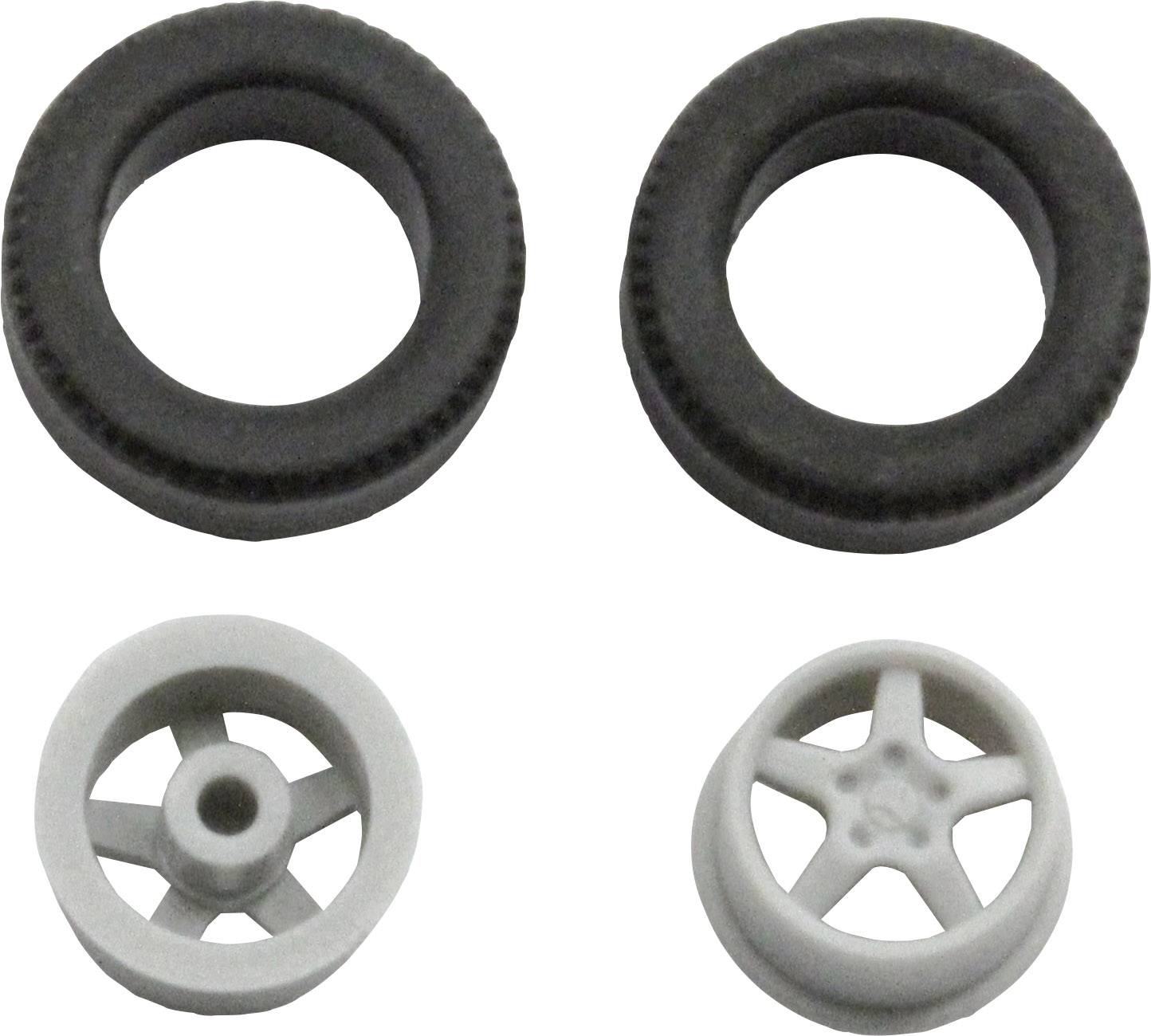 Quatre pièces automobiles : Deux pneus noirs en haut, en bas deux jantes blanches, l'une avec cinq rayons, l'autre avec trois, écrou de roue visible.