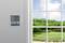 Un thermomètre sur le mur indique 25,2°C de température intérieure et 25,1°C de température extérieure. À l'extérieur, on peut voir un terrain de golf sous un ciel bleu.