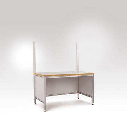 Une table de travail simple avec une surface brun clair et un cadre métallique argenté, adaptée à un espace de travail de bureau ou à domicile.