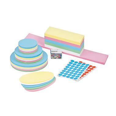 Post-it multicolores de différentes formes et tailles, à côté de petits autocollants ronds colorés.