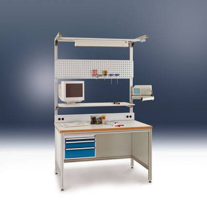 Bureau de travail avec étagère intégrée, moniteur et tiroirs, conçu pour l'efficacité et l'organisation sur le lieu de travail.