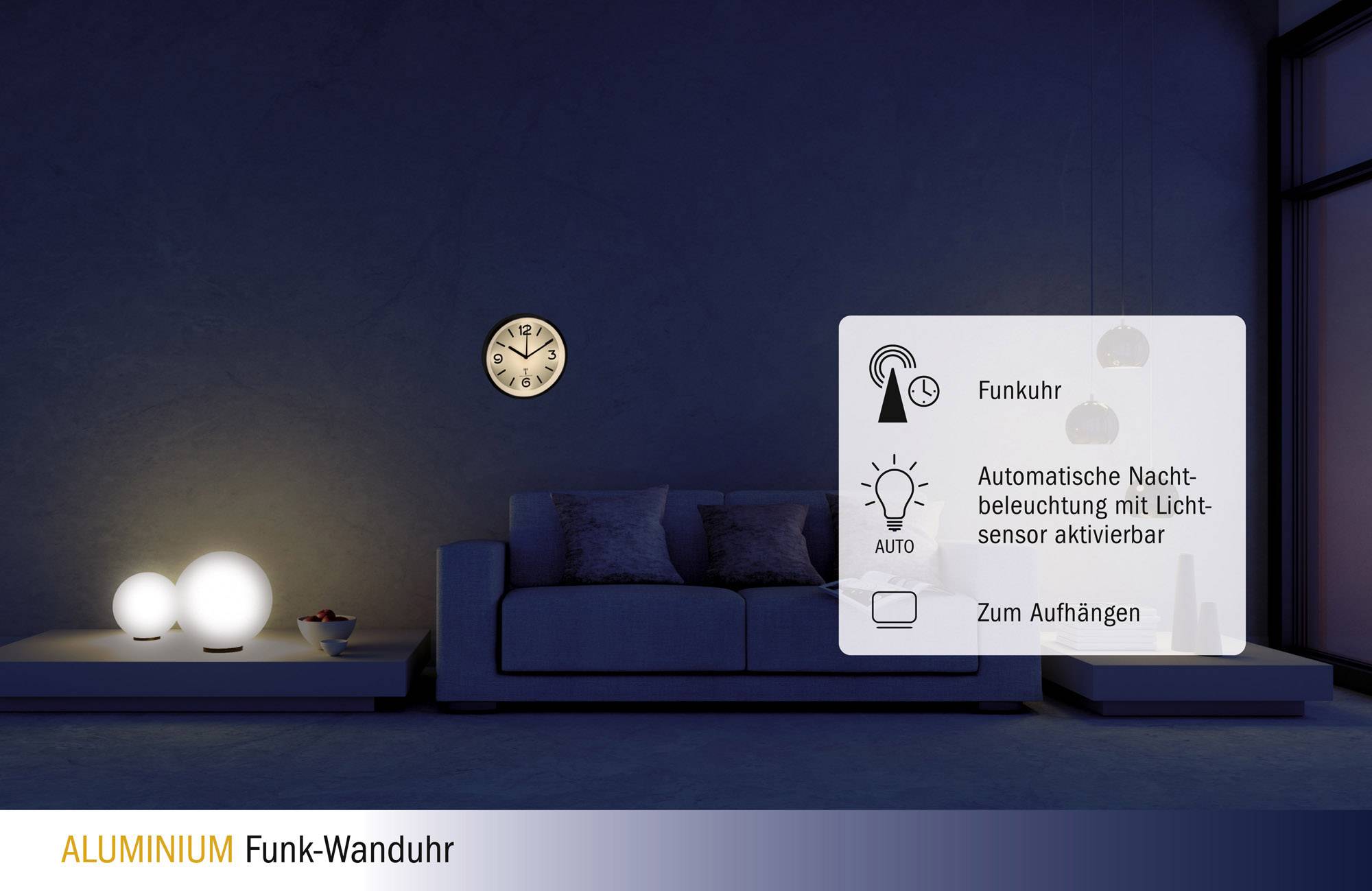 Un environnement de salon moderne avec un canapé et deux lampes lumineuses. Horloge murale : éclairage nocturne automatique, capteur de lumière activé.