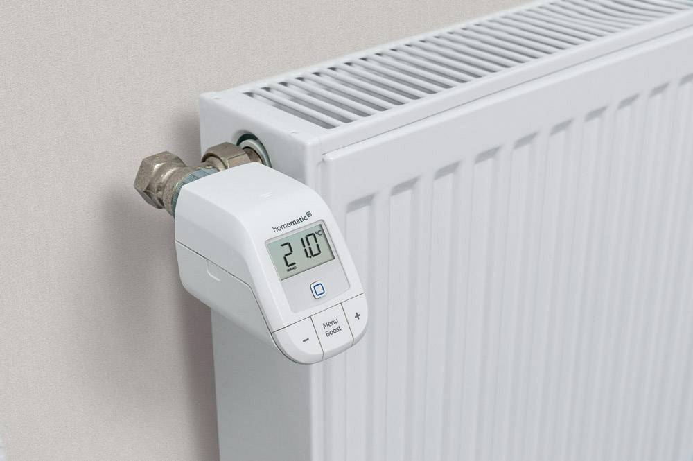 Un radiateur blanc avec un thermostat numérique affichant une température de 21,0 degrés Celsius.