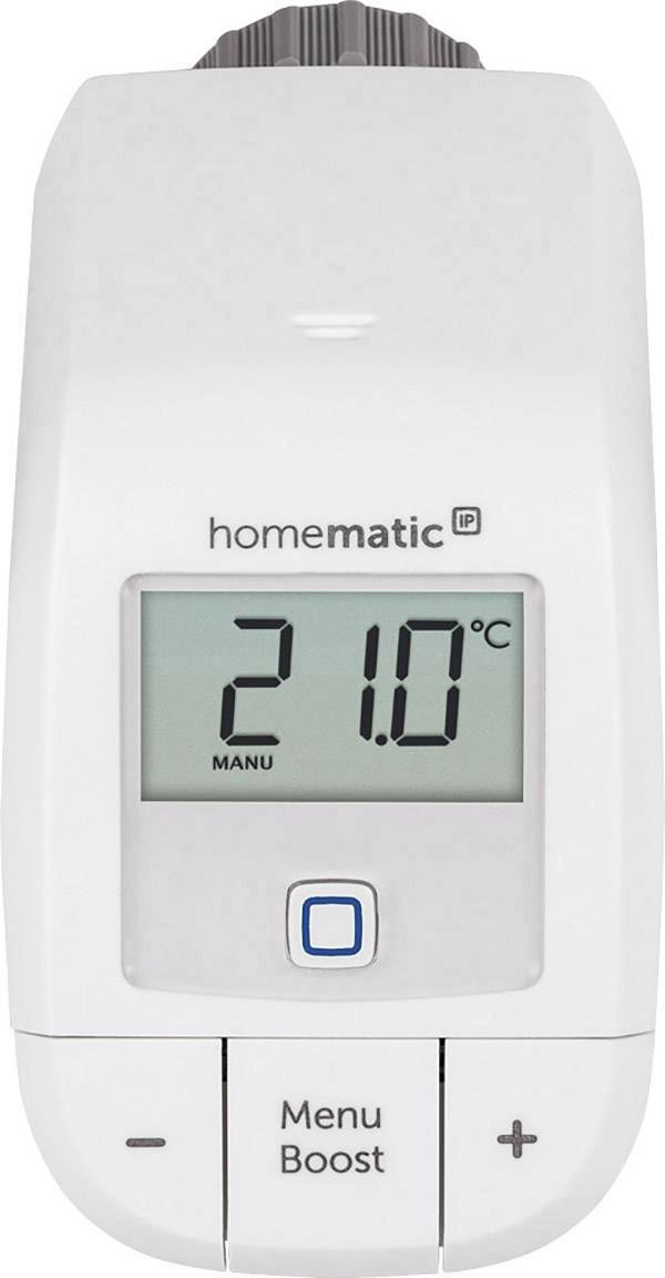 Un thermostat de radiateur numérique affiche '21,0°C'. En haut est inscrit 'homematic IP'. Des touches en dessous indiquent 'Menu' et 'Boost'.