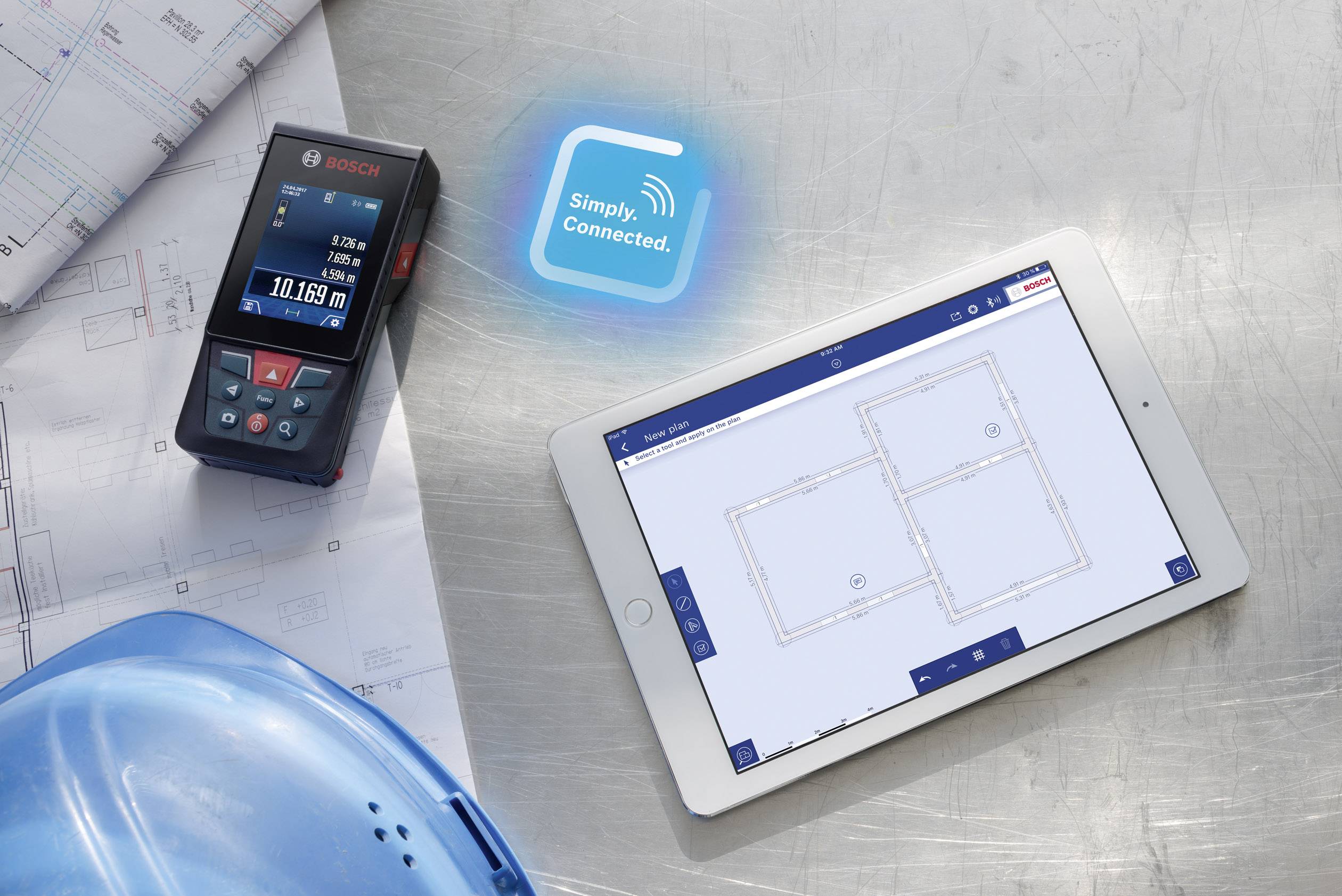 Une tablette affiche des plans de construction, à côté d'un télémètre et de documents de planification. Une icône avec 'Simply. Connected.' brille en bleu.
