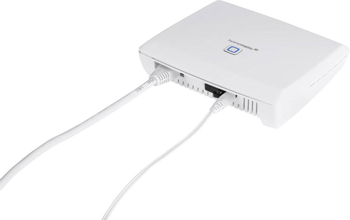 Routeur Wi-Fi blanc avec deux câbles connectés, un pour l'alimentation électrique et un pour Internet.
