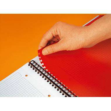 Une main feuillette un bloc-notes spirale rouge avec du papier blanc sur un fond orange.