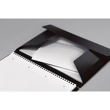 Un classeur ouvert avec une feuille de papier blanche insérée, à côté d'un cahier à spirales avec des pages quadrillées, sur un fond gris.