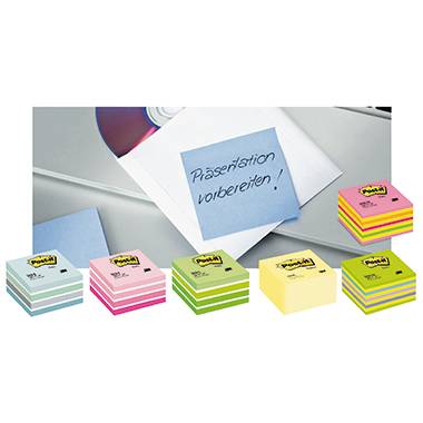 Enveloppe avec une note 'Préparer la présentation' dessus. Plusieurs piles colorées de post-it au premier plan.