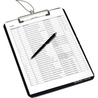 Un presse-papiers portant un tableau affiche une liste de tâches avec des cases à cocher ; un stylo est posé dessus.