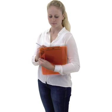 Femme portant un chemisier blanc, debout avec un presse-papiers et un stylo à la main, comme si elle prenait des notes.