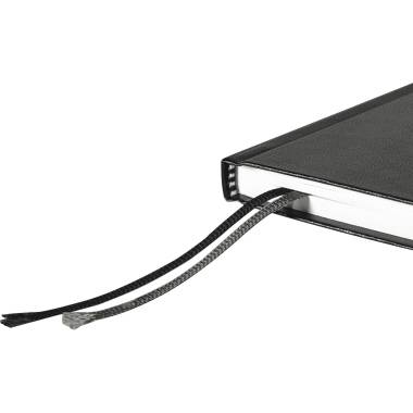 Un carnet noir avec un ruban-signet dépasse.