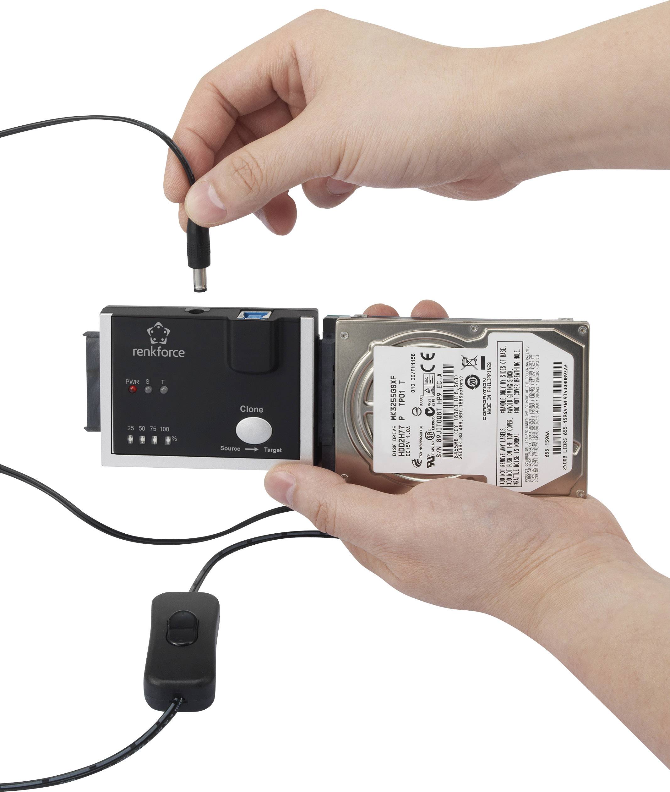 Deux mains tiennent un dock de disque dur et un disque dur ; un câble est connecté. Fonctions : sauvegarde et transfert.