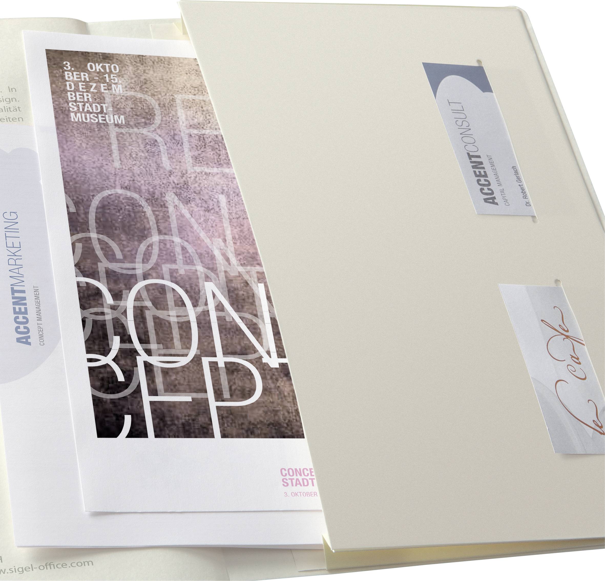 Une pochette beige ouverte présente des brochures avec les titres 'ACCENT MARKETING' et 'CONCEPT MUSÉE DE LA VILLE'. Une carte de visite est visible.