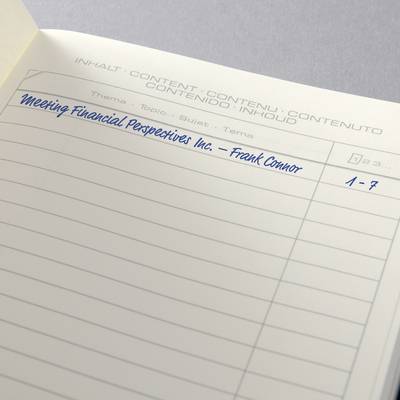 Une page ouverte d'un carnet montre un tableau avec des en-têtes de 'Contenu' dans plusieurs langues et une ligne avec la note manuscrite 'Meeting Financial Perspectives Inc. - Frank Connor'.