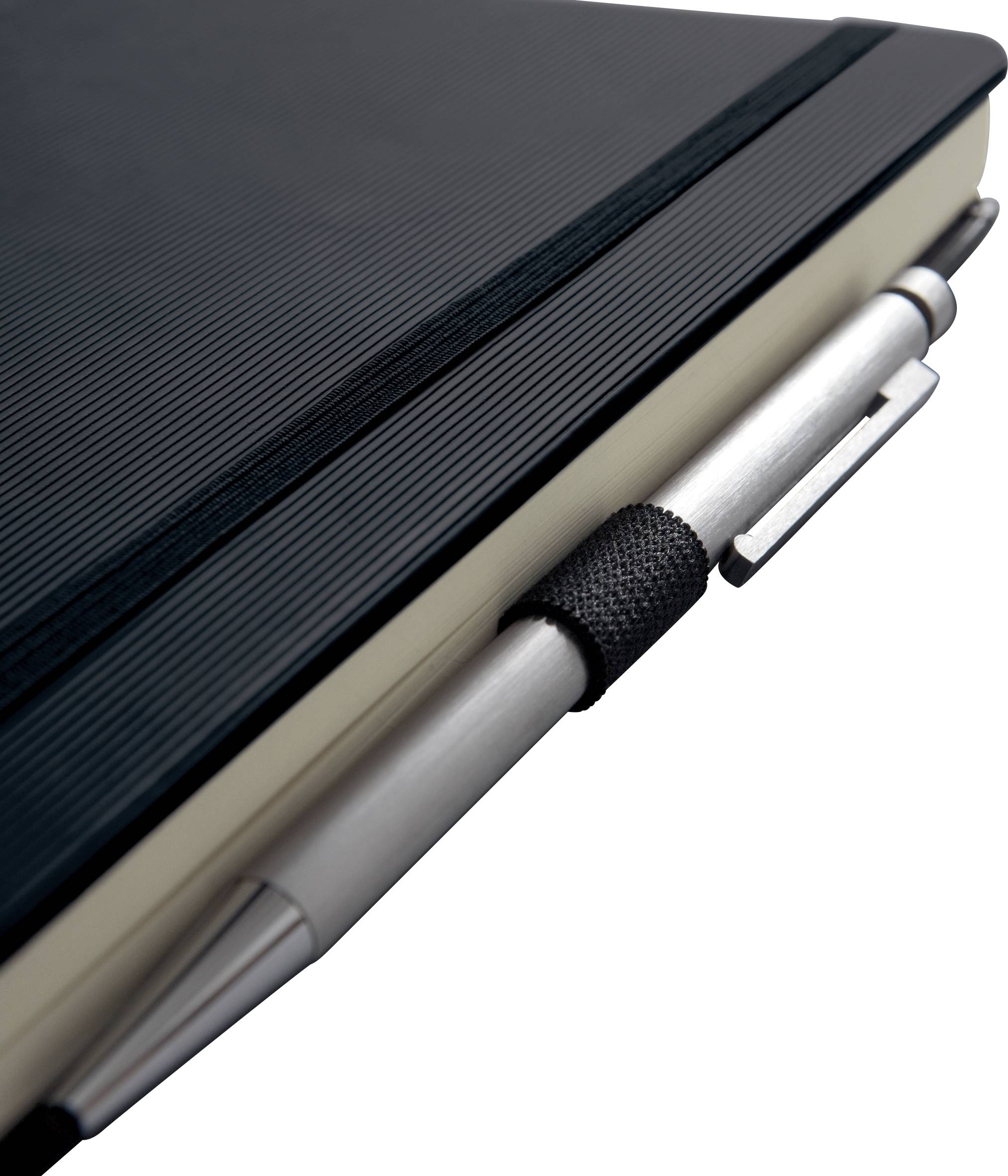 Un carnet noir avec un porte-stylo ; il est présenté en perspective diagonale. Le porte-stylo est métallique.