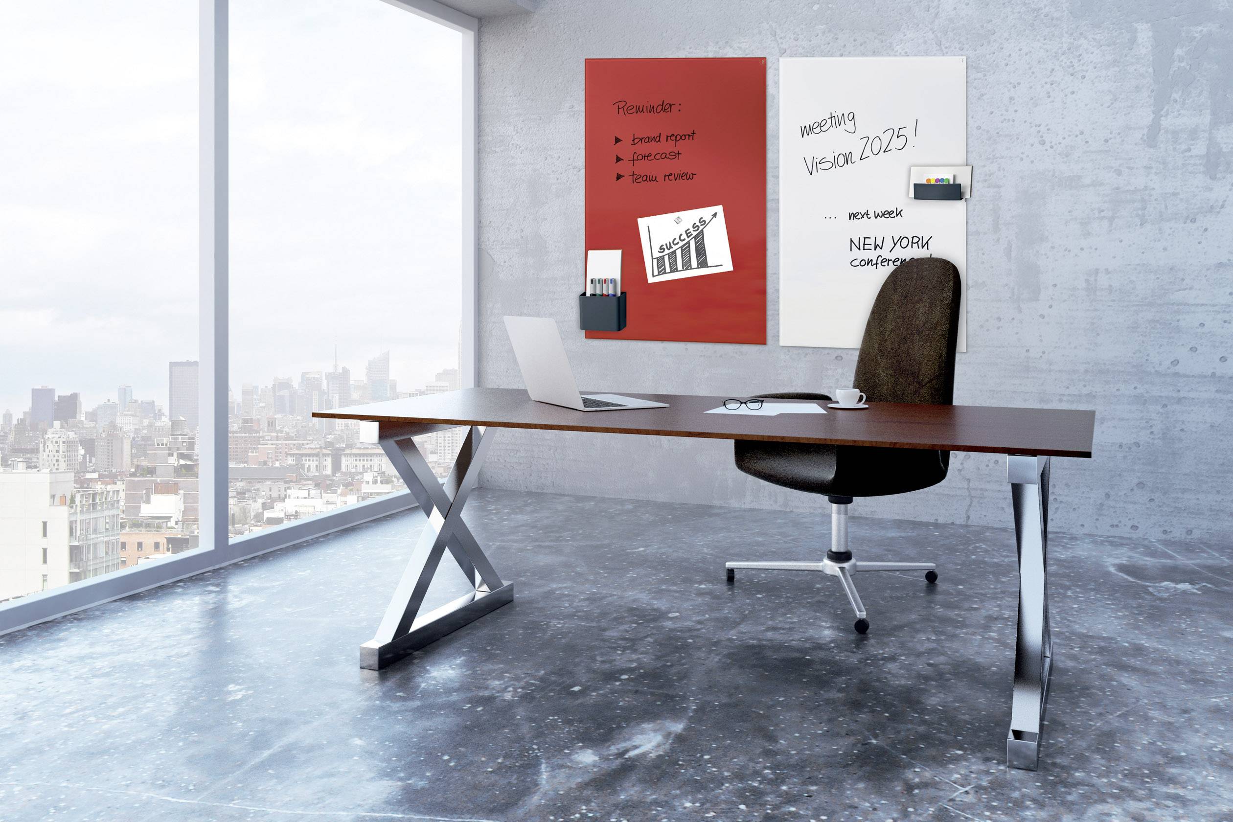 Un bureau moderne avec vue sur la ville. Un bureau est placé devant une baie vitrée, sur lequel repose un ordinateur portable. Deux tableaux d'affichage sont accrochés au mur, couverts de plans et de notes.