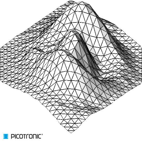 Modèle tridimensionnel en fil de fer d'une chaîne de montagnes avec plusieurs sommets sur fond blanc.