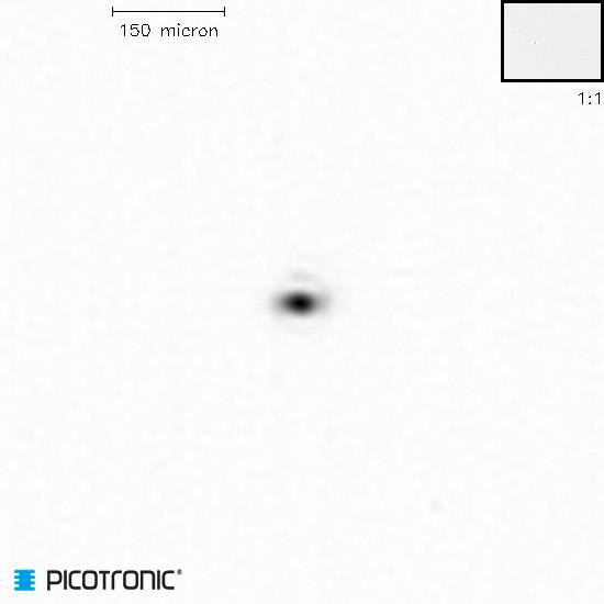 Image grise avec une tache sombre et floue au centre et une échelle en haut indiquant '150 micron', logo 'PICOTRONIC' en bas à gauche.
