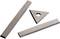 Outils métalliques : deux pièces rectangulaires et une pièce triangulaire, toutes dotées de bords tranchants, adaptées pour couper ou graver.
