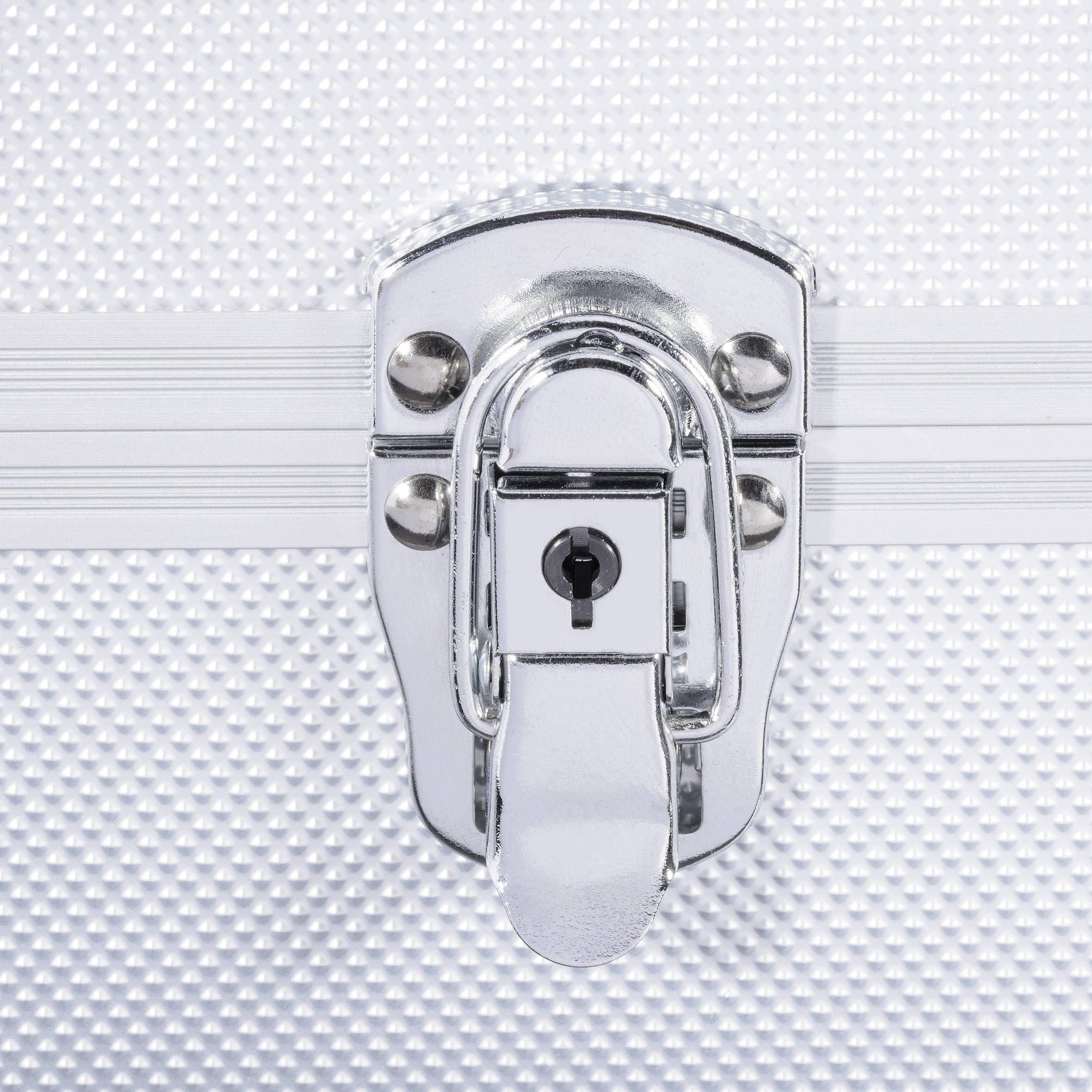 Boîtier argenté aux structures marquées, avec une serrure métallique brillante en son centre, focus sur la serrure.