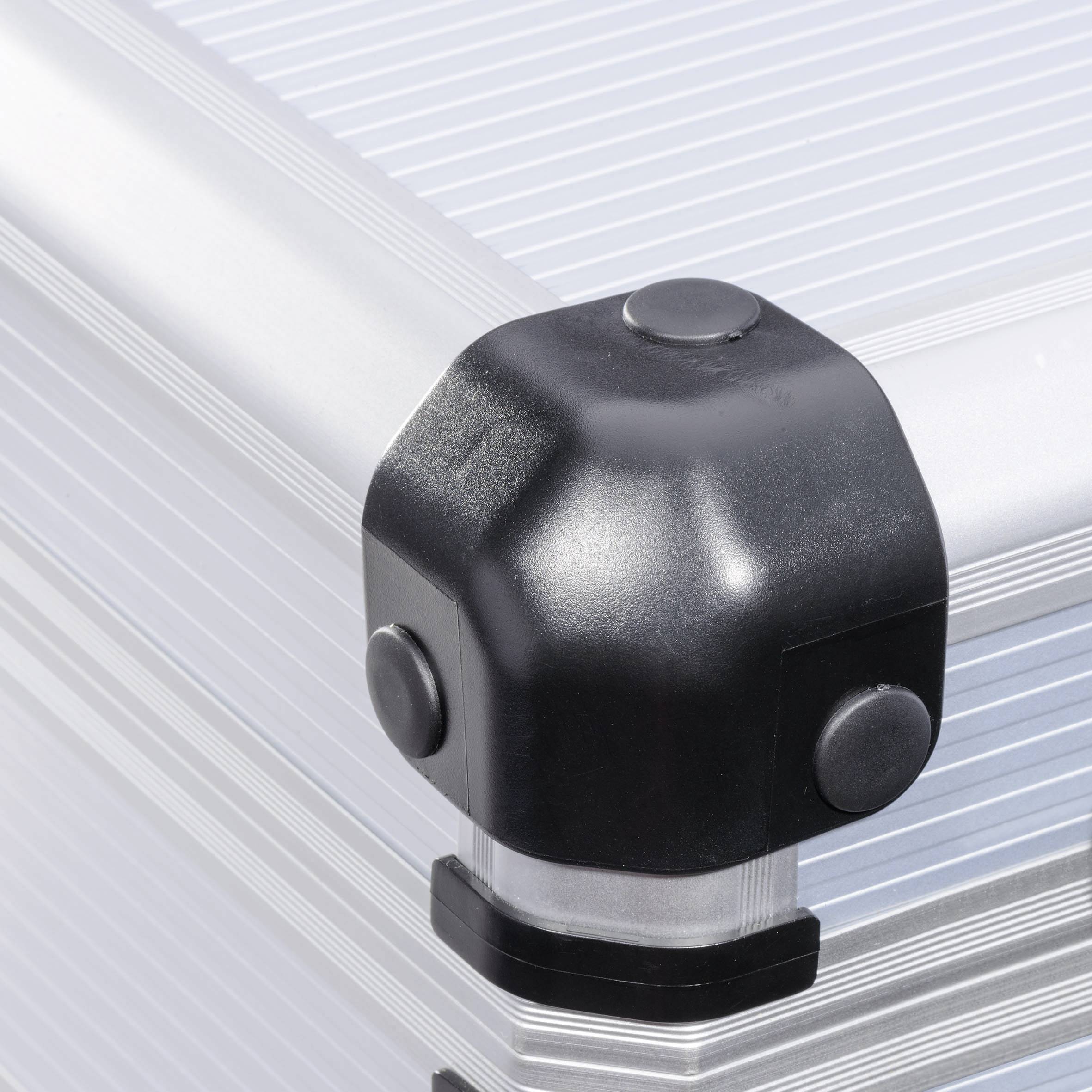 Raccordement d'angle d'un profilé en aluminium avec un capuchon noir en plastique pour stabiliser et fixer la structure.
