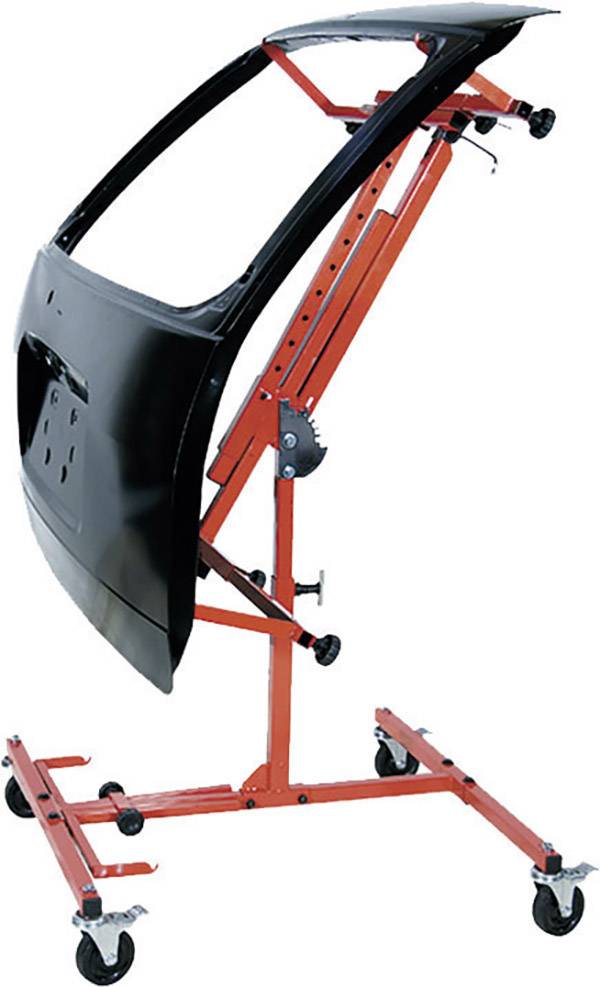Support de véhicule avec un panneau de porte de voiture monté, sur un châssis métallique rouge réglable avec des roues pour l'entretien ou la réparation.
