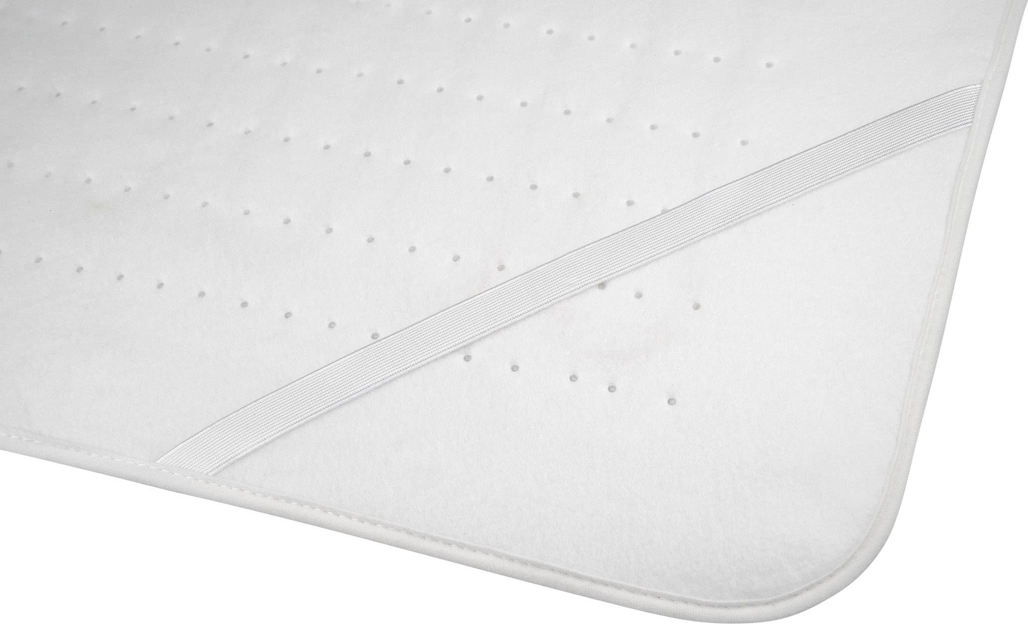 Coin d'un surmatelas blanc texturé, équipé de sangles élastiques pour la fixation.