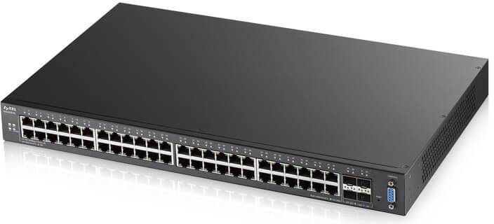 Un commutateur réseau noir avec 48 ports Ethernet et des interfaces supplémentaires sur le devant.