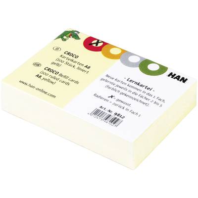 Pile de fiches jaunes A8 de la marque 'HAN'. Le texte sur l'emballage indique que les nouvelles cartes doivent être placées dans la première section.