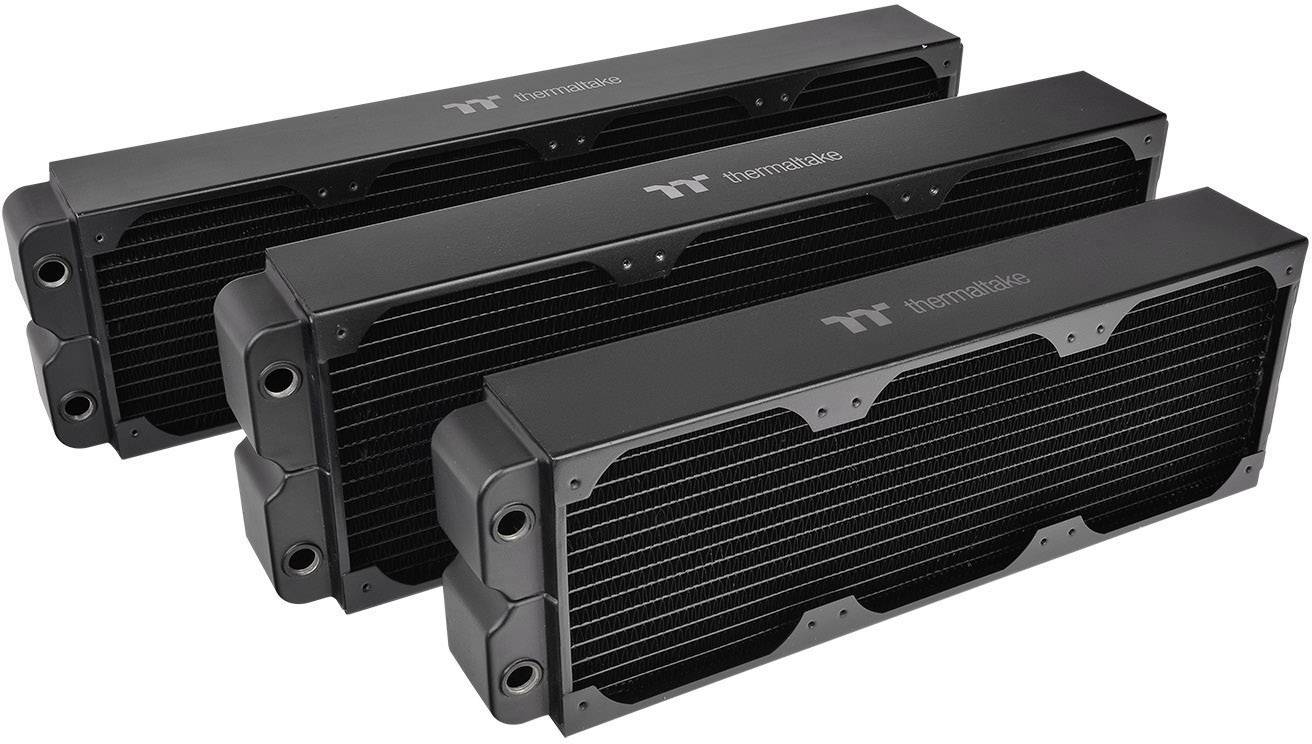 Trois radiateurs noirs avec le logo Thermaltake, alignés côte à côte. Ils sont conçus pour le refroidissement des composants informatiques.