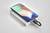 Un smartphone est en train d'être chargé avec une batterie externe portable. L'écran affiche une barre de chargement verte.