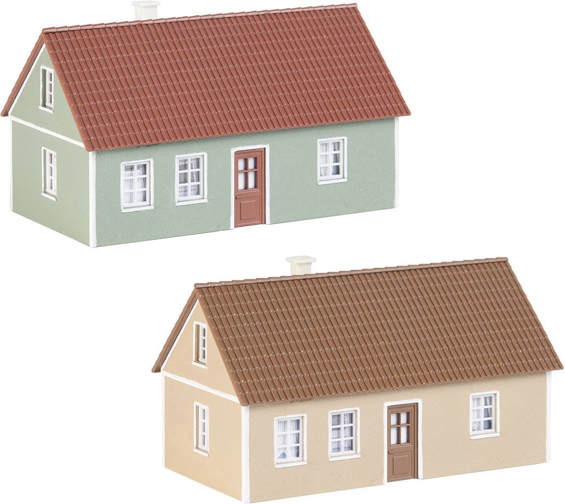 Deux maisons modèles avec un toit rouge, l'une verte et l'autre beige, côte à côte, présentent des caractéristiques architecturales typiques.