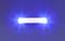 Une barre lumineuse bleue brille sur un fond sombre. La lumière rayonne uniformément vers l'extérieur et crée un effet de halo.