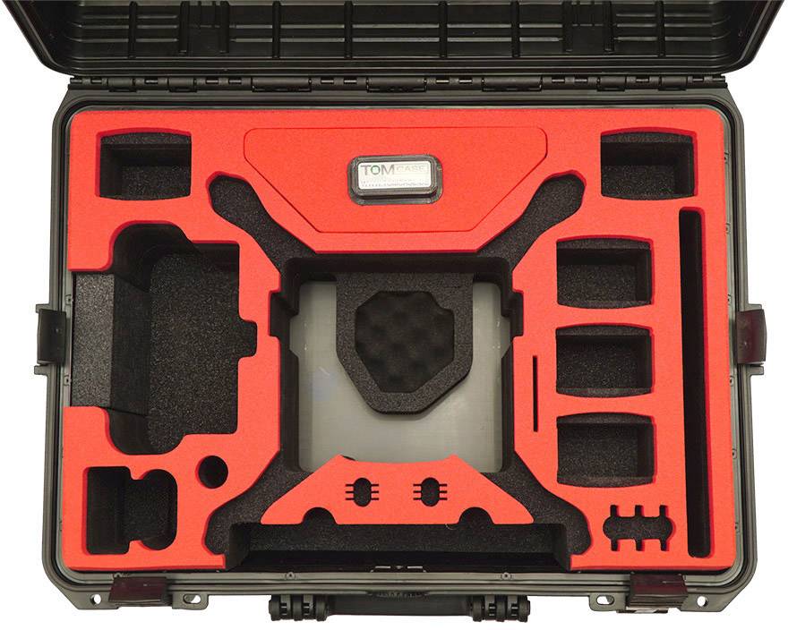 Une valise rigide noire avec un intérieur en mousse rouge sur mesure, conçue pour le transport sécurisé d'un drone et de ses accessoires.