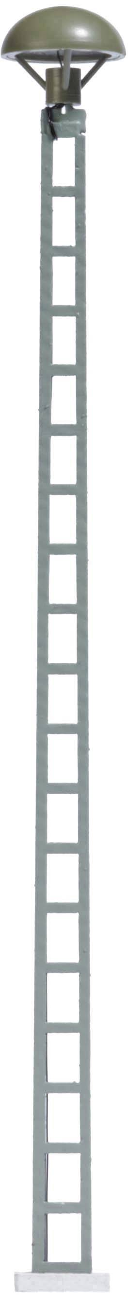 Un long mât métallique gris avec un échelon de maintenance pour un feu de signalisation, surmonté d'un capuchon conique.