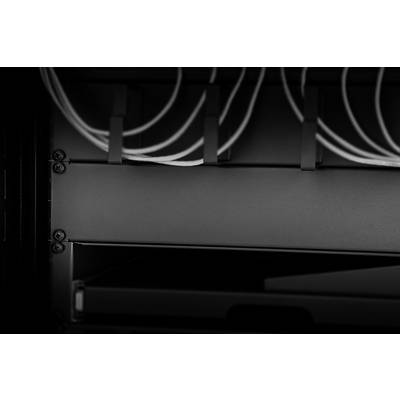 Façade de serveurs noirs avec des câbles bien rangés montrant une gestion de données structurée dans une salle technique.