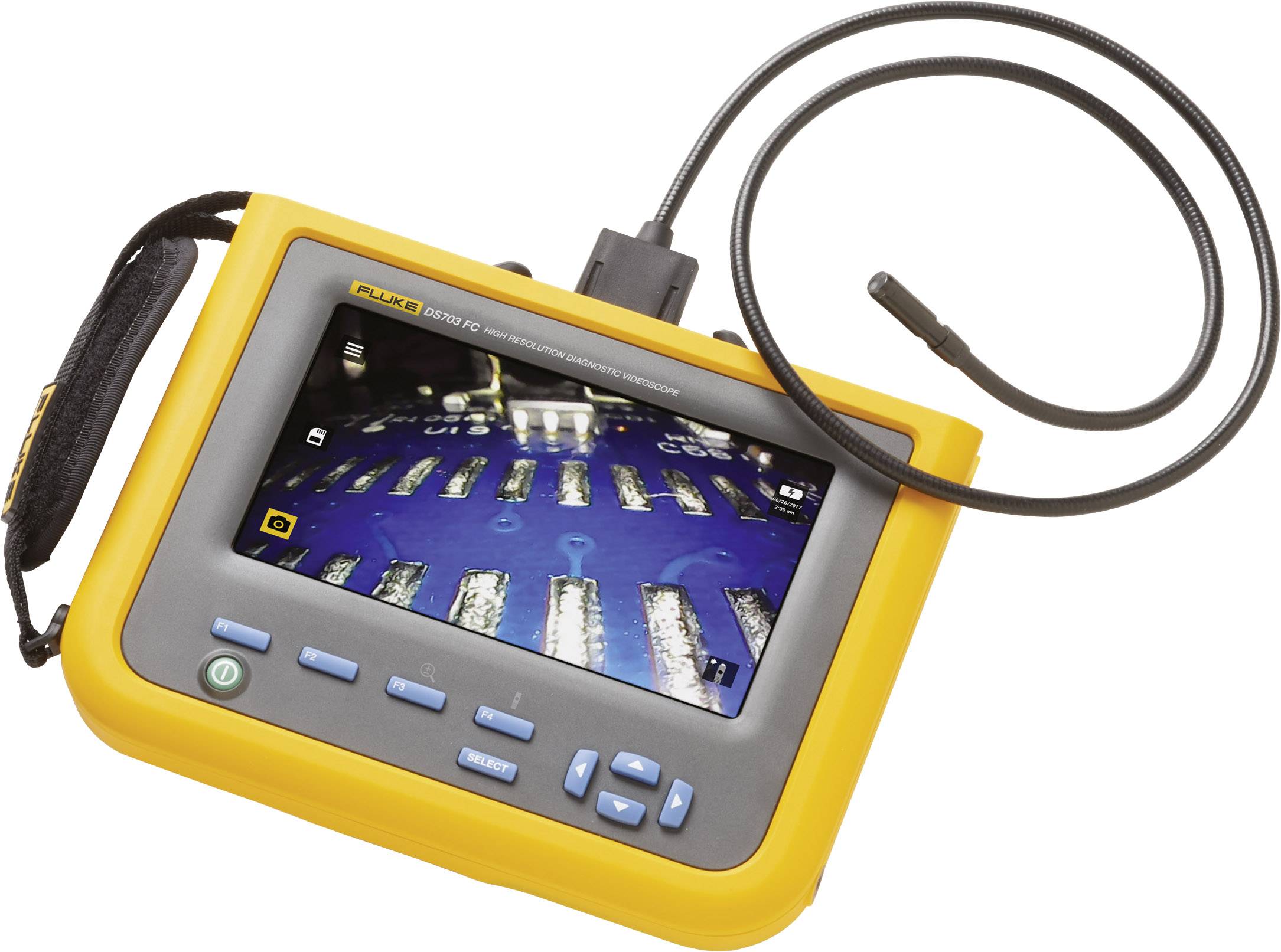 Un endoscope portable avec un tube flexible montre des défauts sur un circuit imprimé à l'écran.