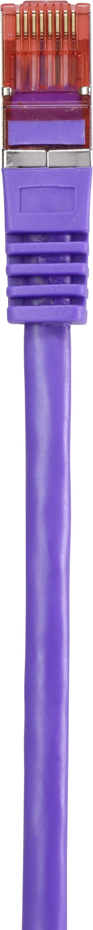 Câble Ethernet lilas avec fiche rouge, utilisé pour les connexions réseau.