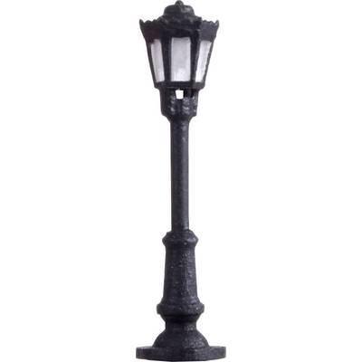 Un lampadaire en fer forgé avec un abat-jour hexagonal, monté sur un socle. Il a un aspect décoratif.