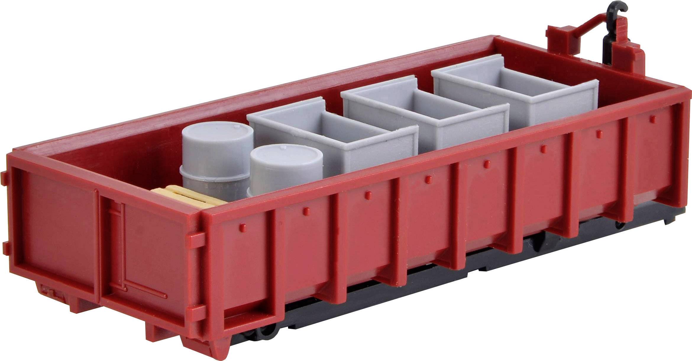Un wagon de marchandises rouge de train miniature avec des conteneurs gris et des fûts à l'intérieur, détail d'une scène de réseau ferroviaire miniature.