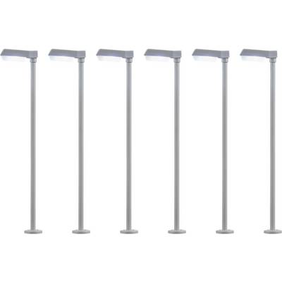 Six lampadaires modernes identiques, répartis uniformément en ligne sur un fond blanc.