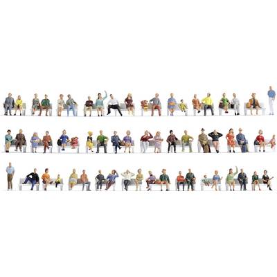 Une collection de figurines de modèles assis en quatre rangées sur des chaises. La diversité des vêtements et des poses suggère différentes scènes.