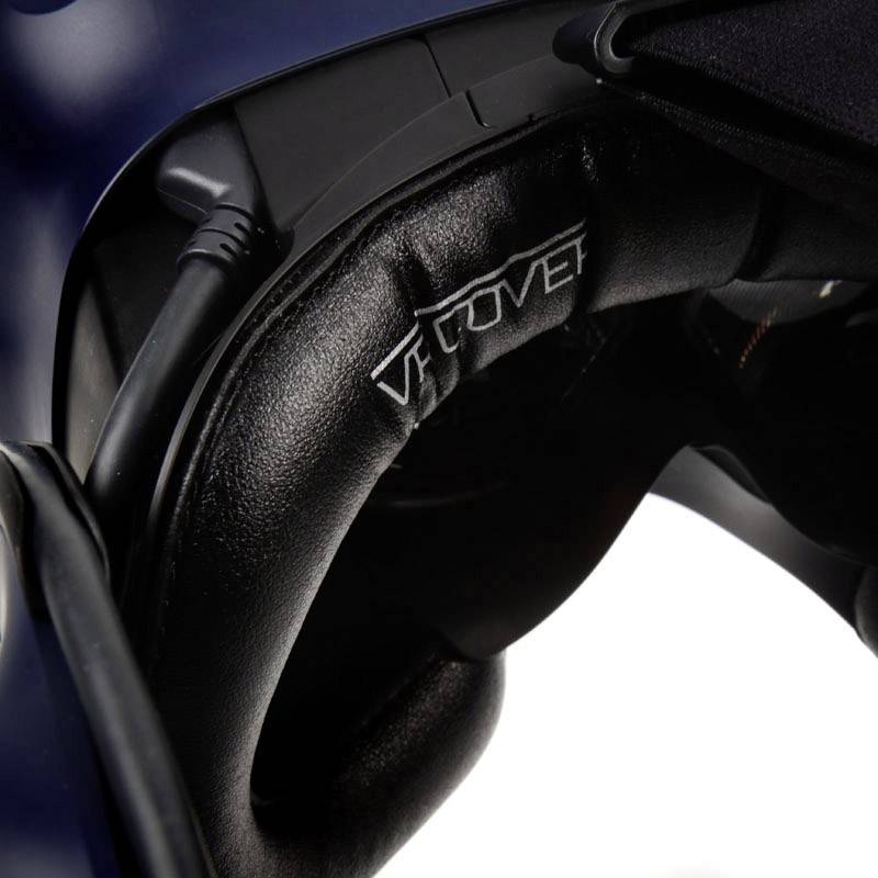 Gros plan sur un coussin de casque de réalité virtuelle en cuir noir avec un câble connecté sur le côté.