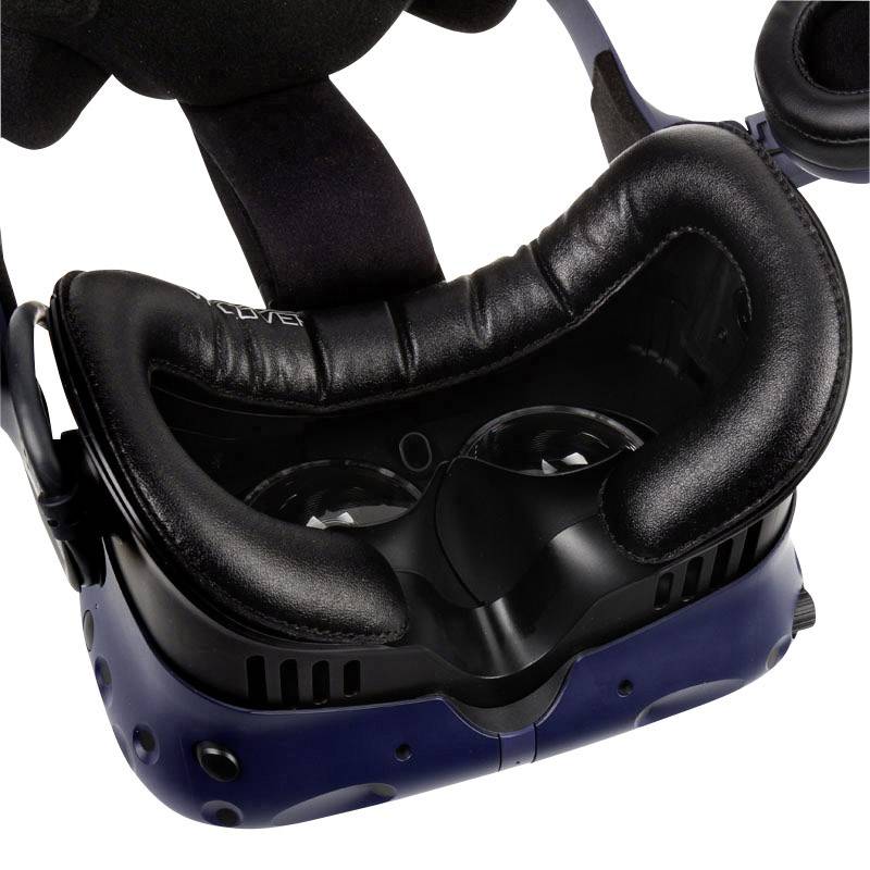 Casque de réalité virtuelle avec un coussin facial noir rembourré et des lentilles bien visibles. Des sangles de tête ajustables sont fixées en haut.