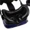 Casque de réalité virtuelle avec un coussin facial noir rembourré et des lentilles bien visibles. Des sangles de tête ajustables sont fixées en haut.