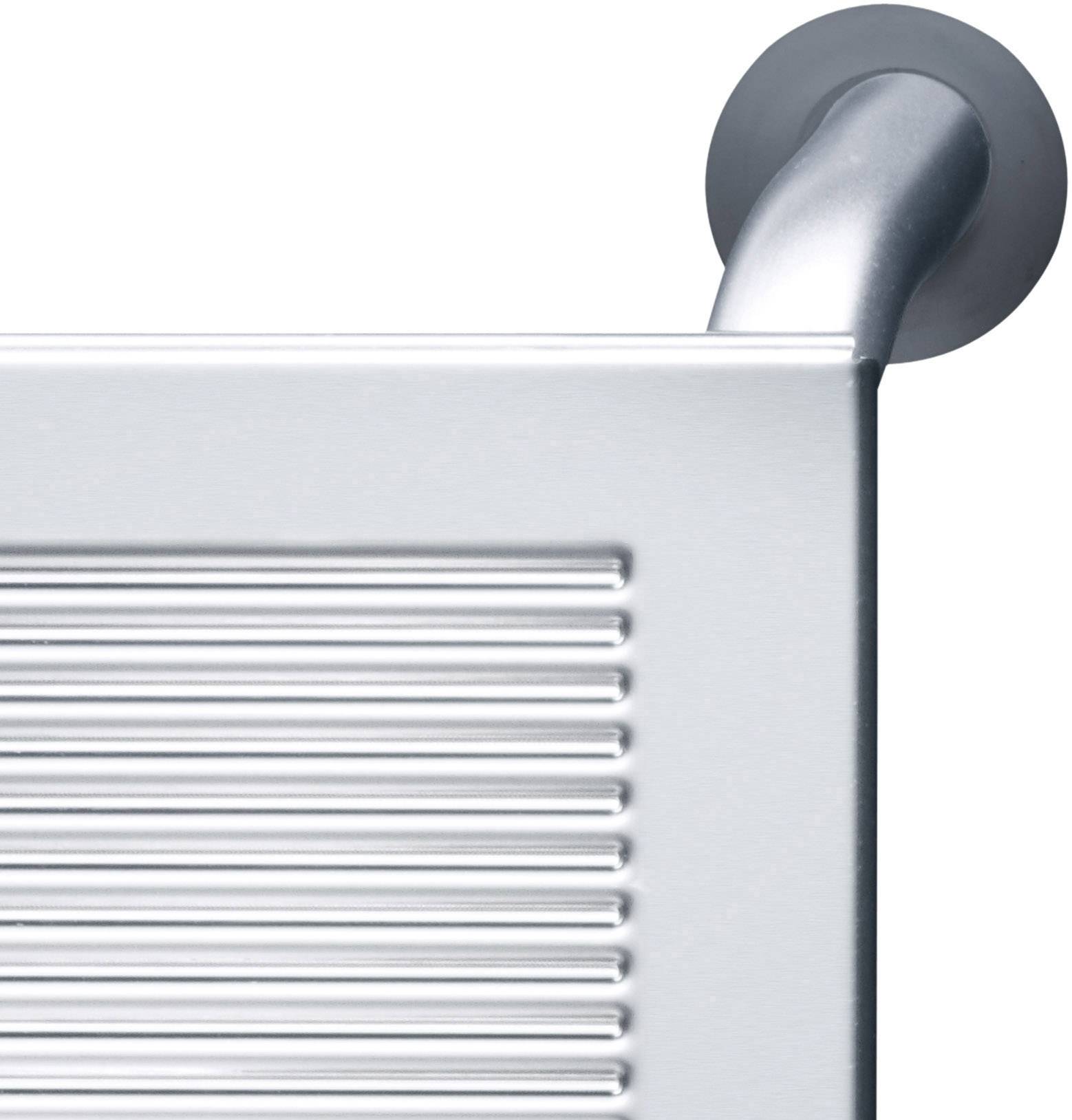Un radiateur sèche-serviettes argenté avec des barres horizontales, fixé au mur.